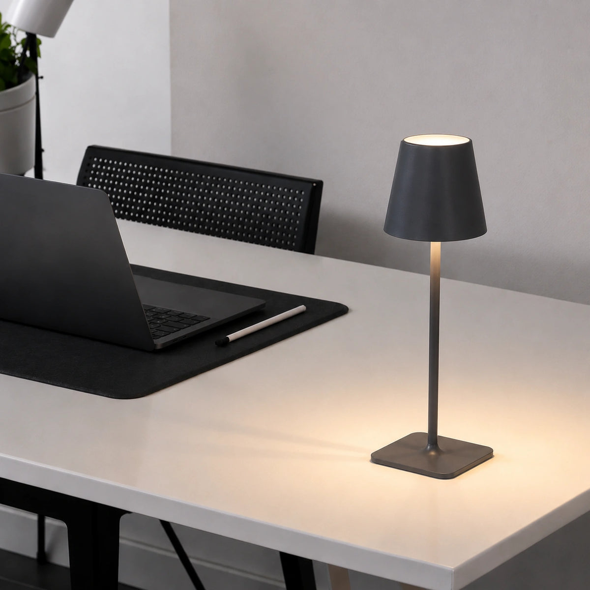 Dimmable Tall Table Lamp – Creative.Lighting